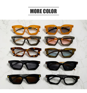 Gafas <span class=keywords><strong>de</strong></span> sol retro <span class=keywords><strong>modernas</strong></span> unisex nueva tendencia <span class=keywords><strong>de</strong></span> moda con <span class=keywords><strong>lentes</strong></span> transparentes estilo <span class=keywords><strong>de</strong></span> logotipo personalizado en marco negro y azul <span class=keywords><strong>para</strong></span> hombres y mujeres - Product Image 4