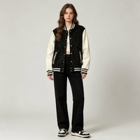 Veste universitaire pour femme en daim noir avec manches en cuir blanc, bordure côtelée, boutons-pression, style décontracté rétro, streetwear, imperméable, avec logo