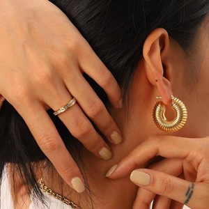 Boucles d'oreilles créoles pendantes tendance en acier doré, forme géométrique ronde - Product Image 4