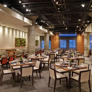 उच्च गुणवत्ता वाले आधुनिक होटल रेस्तरां डाइनिंग कुर्सियाँ और टेबल रेस्तरां फर्नीचर लकड़ी के पैर कुर्सी सेट