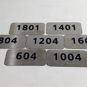 Letrero de Puerta de Habitación de Hotel con Número de Habitación en Braille ADA, Diseño Moderno en Metal, Personalizado con Placa de Número de Casa - Product Image 2