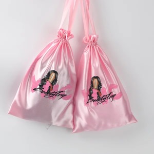 Pochette cadeau en satin imprimée avec logo personnalisé pour sous-vêtements, lingerie, ou sac à cheveux en satin doux avec cordon de serrage - Product Image 1