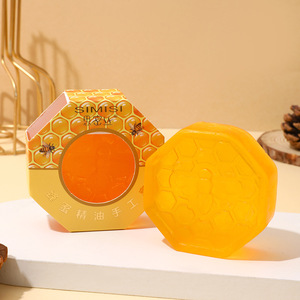 Savon Solide Artisanal Smile Silk 100G à la Propolis d'Abeille et aux Huiles Essentielles, à Base de Plantes pour Nettoyer et Hydrater - Product Image 2
