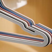 Organisateur de cintres en gros, design personnalisé pour serviettes, cintres antidérapants pour manteaux à usage domestique avec boucle en U