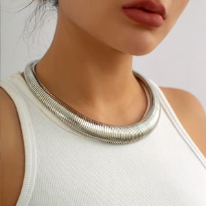Collier ras du cou à chaîne épaisse en spirale en métal lourd pour femmes Torques exagérés simples avec placage à l'or Style Steampunk pour hommes - Product Image 2