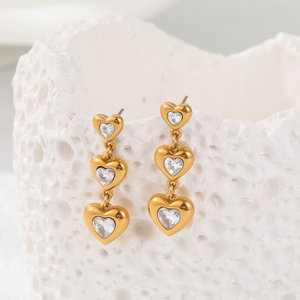 Pendientes de circonita en forma de corazón de acero inoxidable con baño de oro de 18 quilates al vacío, estilo Ins, modernos, versátiles y de alta gama. - Product Image 3