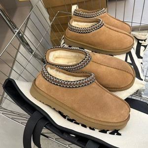 Bottes d'hiver ethniques de qualité supérieure OEM ODM, pantoufles plates en cuir et laine intégrées antidérapantes pour hommes et femmes, chaussures de couple - Product Image 3