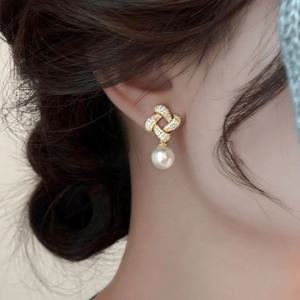 2025 Elegant Niche Square Pearl <b>Drop</b> <b>Earrings</b> for Women High-End Silver Studs Popular <b>Fashion</b> Jewelry - Product Image 1