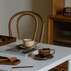 แก้วกาแฟเซรามิคลายดอกนูนเคลือบแบบ Retro Kiln Change Glaze พร้อมจานรอง แก้วน้ำลาเต้สำหรับดื่มชายามบ่ายที่สวยงามด้วยการเคลือบใต้ผิวแบบละเอียด - Product Image 3