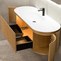 Meuble-lavabo mural courbé de style australien avec façade cannelée, vasque optionnelle et miroir LED – Mobilier hôtelier sur mesure