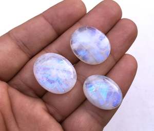 Cabochons de pierre de lune arc-en-ciel naturel forme ovale lisse fabrication de bijoux à bricoler soi-même cristaux bleus blancs pour bracelet et collier perles de pierre - Product Image 4