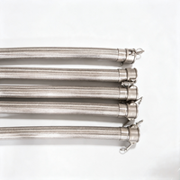 Tuyau flexible en acier inoxydable tressé avec raccords femelles Camlock de type C pour le transfert de fluides industriels.