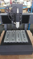 Routeur CNC hybride de bureau SD8070 avec broche de 2,2 kW + module laser et table à aspiration à rainures en T pour gravure et découpe 3D de l'acrylique