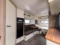 Mini-caravane légère pour 2 à 4 personnes, châssis AL-KO, construction en aluminium, design compact et confortable, adapté aux terrains accidentés