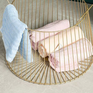 <span class=keywords><strong>Cesto</strong></span> <span class=keywords><strong>per</strong></span> <span class=keywords><strong>Biancheria</strong></span> di Lusso in Metallo Dorato, Contenitore <span class=keywords><strong>per</strong></span> Bagno di Casa o Hotel, <span class=keywords><strong>Cesto</strong></span> <span class=keywords><strong>per</strong></span> Vestiti Sporchi - Product Image 4