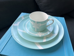 Service de table en porcelaine fine, style européen, vaisselle de luxe en céramique, 28 pièces, avec 6 bols noirs en verre offerts - Product Image 2