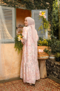 Robe élégante en mousseline de soie douce Luna à plusieurs couches avec fermeture éclair pour l'allaitement chic - Product Image 4