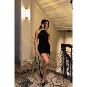 Robe de soirée noire mini avec détails en pierres - Product Image 1