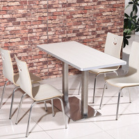 Ensemble table et chaises modernes en bois pour restaurants de restauration rapide, idéal pour les petits-déjeuners, les collations, les burgers, les salons de thé et les repas haut de gamme
