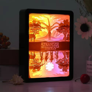 Cadre photo Shadow Box Stranger Things, lampe à lumière 3D personnalisée, lampe <span class=keywords><strong>de</strong></span> bureau pour <span class=keywords><strong>la</strong></span> décoration <span class=keywords><strong>de</strong></span> <span class=keywords><strong>la</strong></span> maison, luxe - Product Image 3