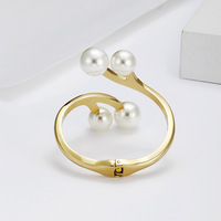 Bracelet manchette élégant en forme de branche avec quatre perles, plaqué or, bijoux de mode, idéal pour un cadeau - Collection 2027 (vente en gros)