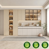 Buffet en bois sur mesure avec portes crème et vitrine en verre à cadre noir pour bar à petit-déjeuner, projet de condo