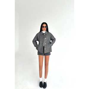 Chaqueta Gris Cruzada para Mujer con Detalle de Bolsillo Único - Product Image 2