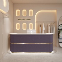 Comptoir de réception incurvé en bois de style crémeux pour salon de beauté, magasin de vêtements et comptoirs de bar
