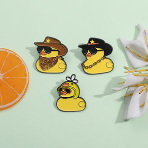 Grosir pin Enamel hewan perjalanan koboi hadiah perhiasan hewan lencana kerah Lapel bebek kuning Keren kustom untuk teman - Product Image 2