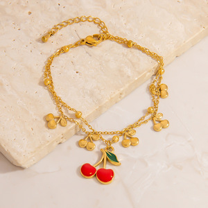 สร้อยข้อมือสไตล์ยุโรปทำจากโลหะผสมสังกะสี ประดับจี้รูปผึ้งและเชอร์รี่ สีทอง 18K เครื่องประดับสำหรับผู้หญิง เหมาะสำหรับใส่ไปเที่ยวพักผ่อน - Product Image 2