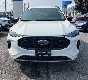 Ford <span class=keywords><strong>Escape</strong></span> ST-Line AWD 2023, blanc foncé, sièges en cuir usagés, système de navigation, démarrage à distance, Android Auto, jantes en alliage - Product Image 1