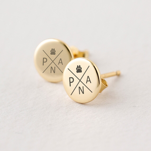 ต่างหูแบบสั่งทำ Jietao ต่างหูแบบติดหูรูปหัวใจลายปลา สลักชื่อย่อ ต่างหูทรงกลมแบบแบน ทำจากสแตนเลส 316L ป้องกันการแพ้ - Product Image 1