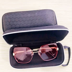 Étui à lunettes à fermeture éclair à motif de football ZT, noir, EVA, rectangulaire, 3-5,9 pouces, pour le rangement des lunettes, été 2024 - Product Image 3