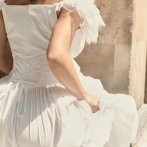 Robe longue sirène plissée blanche en dentelle à épaules dénudées avec col à volants et fente haute, personnalisée OEM pour femme, idéale pour invitée de mariage - Product Image 3