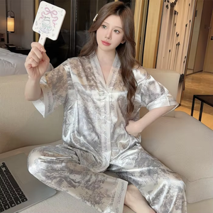 Pigiama Estivo di Lusso per Donne, Elegante Completo in Raso a Maniche Corte con Pantaloni in Seta Ghiaccio e Chiusura Elastica in Vita - Product Image 6