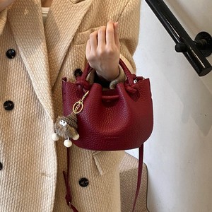 Bolso de Mano Tipo Cubo Pequeño y Ligero Rojo Popular, Nuevo Bolso de Mensajero de Lujo de Alta Gama para Mujer, Súper Popular en Verano - Product Image 3