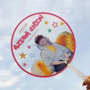 Venta al por mayor bajo MOQ personalizado ídolo imagen Impresión de PVC transparente círculo en forma de plástico redondo Kpop piquete ventilador - Product Image 1