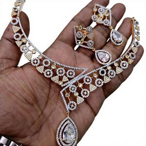 Parure de bijoux de luxe classique en strass plaqué or et argent imitation, collier et boucles d'oreilles, pour mariées, mariages, fêtes et soirées - Product Image 1