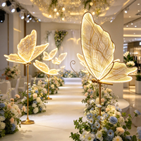 Support d'allée lumineux en forme de grand papillon avec ailes LED chaudes, support métallique pour décoration de cérémonie de mariage et de fête