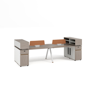 Poste de travail modulaire 4 personnes avec étagère de séparation et pieds orange pour mobilier de bureau d'équipe – Vente en gros directe usine
