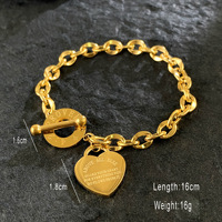 Bracelet gourmette plaqué or 18 carats avec breloques lettre, cœur et papillon – Bijoux de mode pour femme – Vente en gros