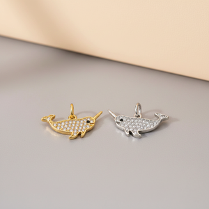 Trendiger Funkelnder Narwal-Anhänger mit Echtgold-Finish und Zirkon-Einlage, Filigraner Ozean-Inspirierter Schmuck für Geburtstage - Product Image 1