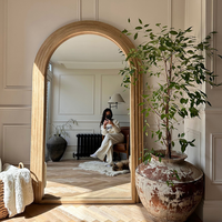 Espejo de cuerpo entero moderno con marco de madera estilo crema, espejo de pared superior arqueado personalizado, espejo de diseño antiguo con espejo de pie.