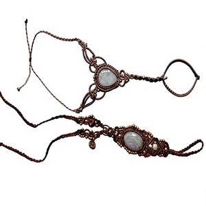 Cheville ajustable personnalisée en macramé vintage avec pierre de lune arc-en-ciel, en argent plaqué rhodium et or, cadeau pour femme - Product Image 1