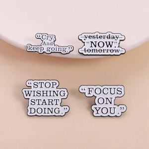 Broches <span class=keywords><strong>de</strong></span> metal al por mayor con palabras personalizadas, broches minimalistas con <span class=keywords><strong>frases</strong></span> inspiradoras, insignias <span class=keywords><strong>de</strong></span> metal estilo caricatura con tema Act Now - Product Image 3