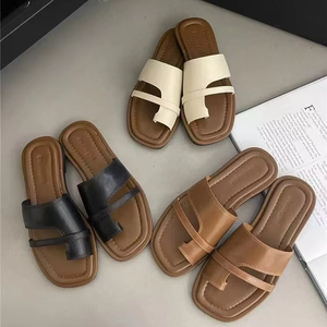 Nuevo estilo simple Sandalias planas con punta abierta Versátil <span class=keywords><strong>Casual</strong></span> Vacaciones Ropa al aire libre Tamaño grande 42 Sandalias de verano con lazo - Product Image 1