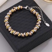 Bracelet à anneaux entrelacés en acier inoxydable plaqué or 18 carats PVD |   Bracelet réglable à design superposé avec finition multicolore