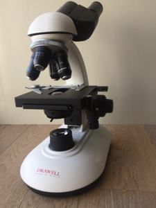 Drawell B203LED Microscope biologique binoculaire à objectif plat 4X 10X 40X 100X pour laboratoire - Product Image 4