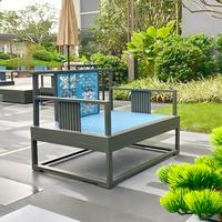 Neues chinesisches Design: Modernes, minimalistisches Aluminium-Outdoor-Sofa-Set mit wasserdichten Kissen und Hohlraum-Design, drei Sitzoptionen für