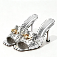 Sandales à talons hauts pour femme, grande taille 45, à bout carré ouvert, style stiletto, avec décorations dorées, pour soirée, coupe large, tige tressée